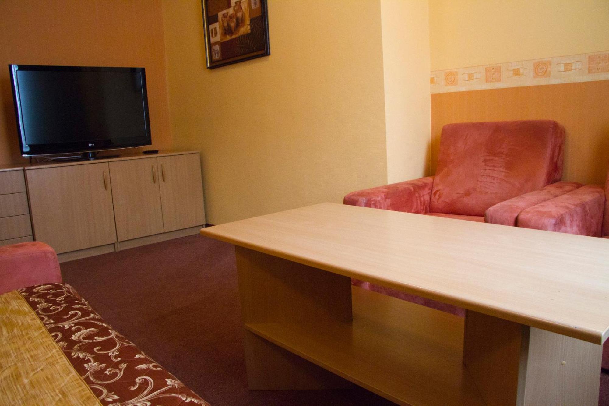 Hotel Iskra Rzeszów Buitenkant foto